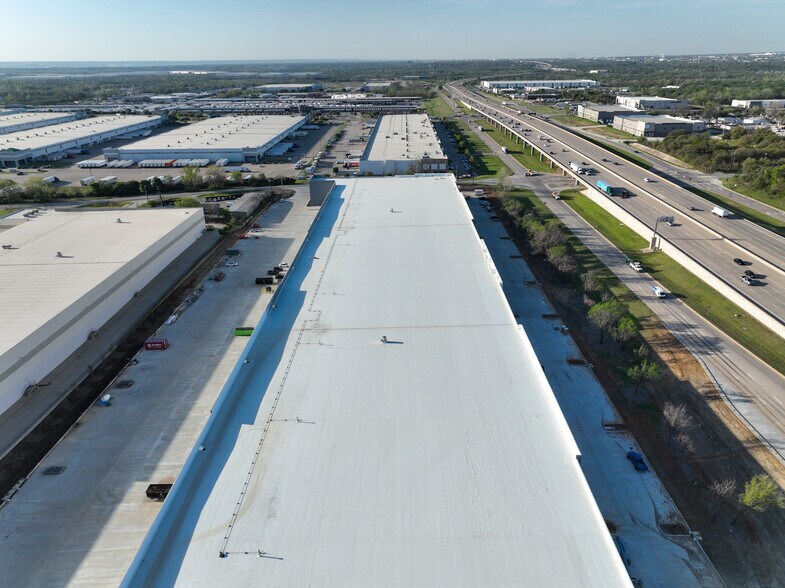 More Photos Of 902 W Shady Grove Rd, Grand Prairie Distribution For Lease