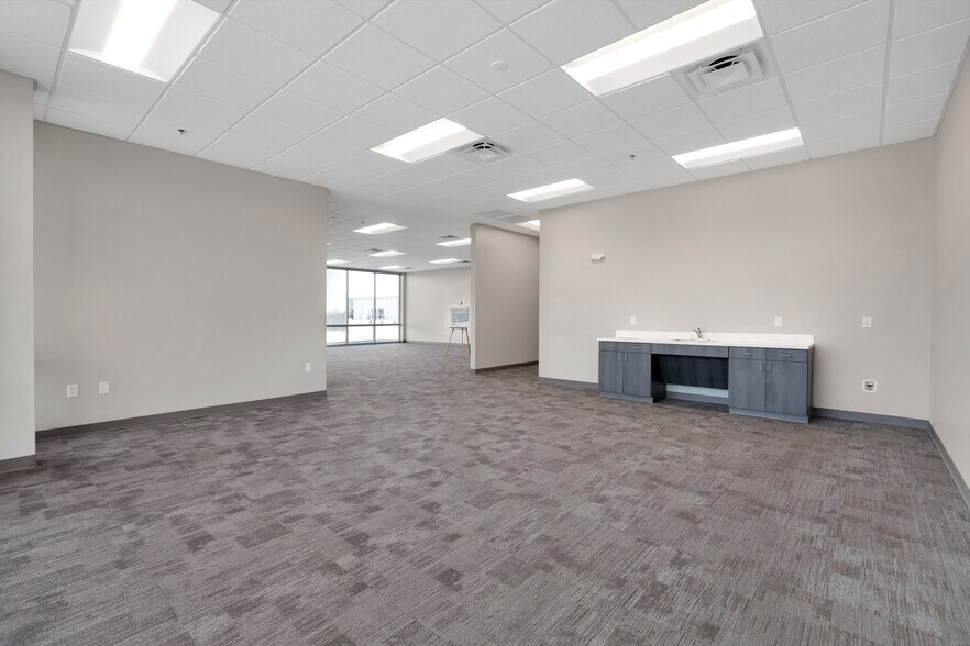 More Photos Of 7777 National Turnpike, Louisville Manufacturing For Lease