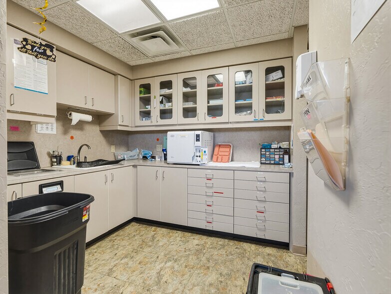 More Photos Of 931 Arlington St, Ada Office For Sale