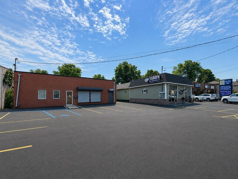 More Photos Of 120 New Hyde Park Rd, Franklin Square Showroom For Lease