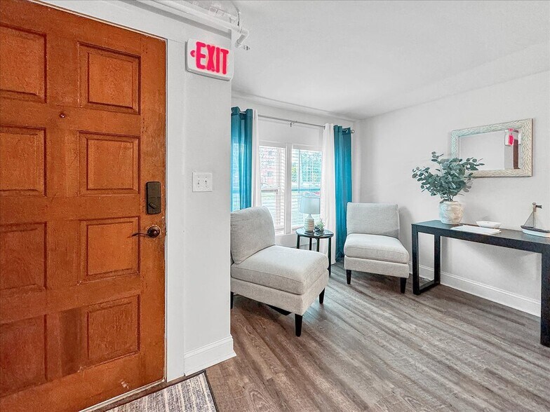 More Photos Of 1007 W Wright St, Pensacola Specialty For Sale