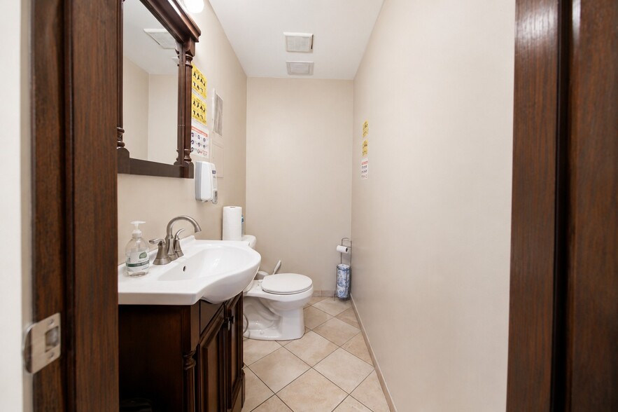 More Photos Of 585 Meserole St, Brooklyn Warehouse For Sale