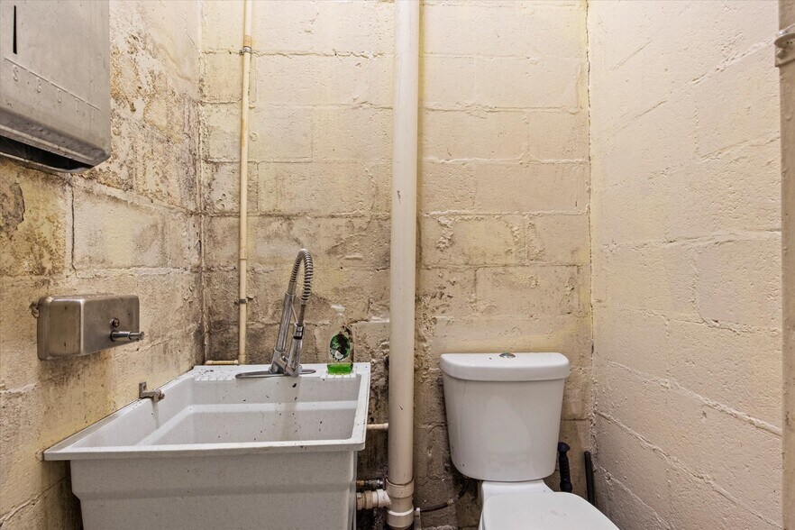 More Photos Of 987 Hollywood Rd NW, Atlanta Industrial For Sale