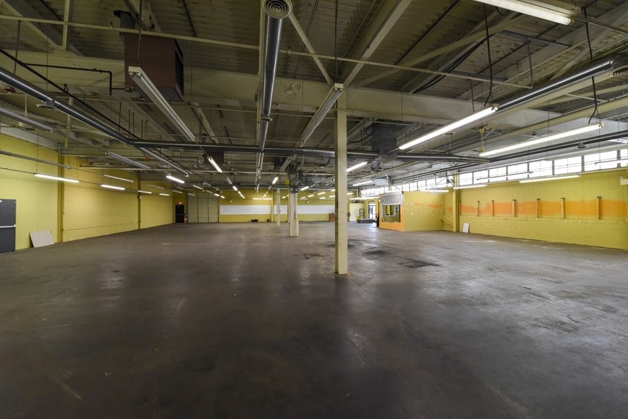 More Photos Of 122 Mill Rd, Oaks Warehouse For Lease