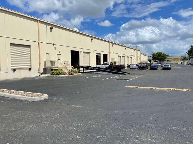 More Photos Of 6600-6626 Kingspointe Pky, Orlando Distribution For Lease
