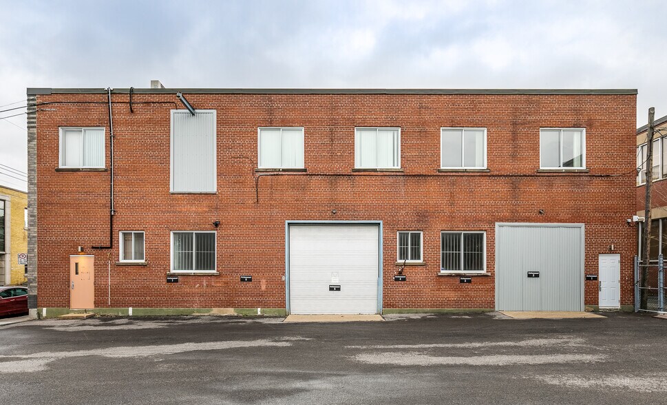 More Photos Of 9850-9852 Rue Verville, Montréal Light Distribution For Sale