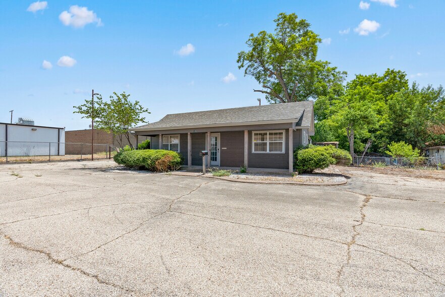 More Photos Of 105 W Walnut St, Hillsboro Flex For Sale