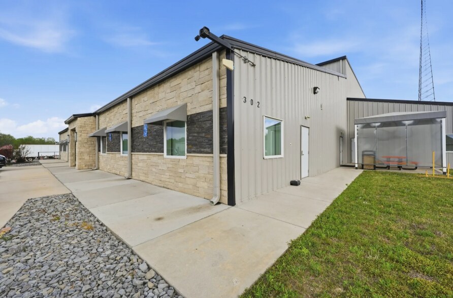 More Photos Of 302 11th St SW, Arab Warehouse For Sale