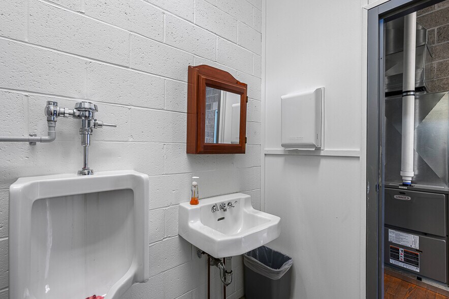 More Photos Of 27 Brandes St, Webster Office For Sale