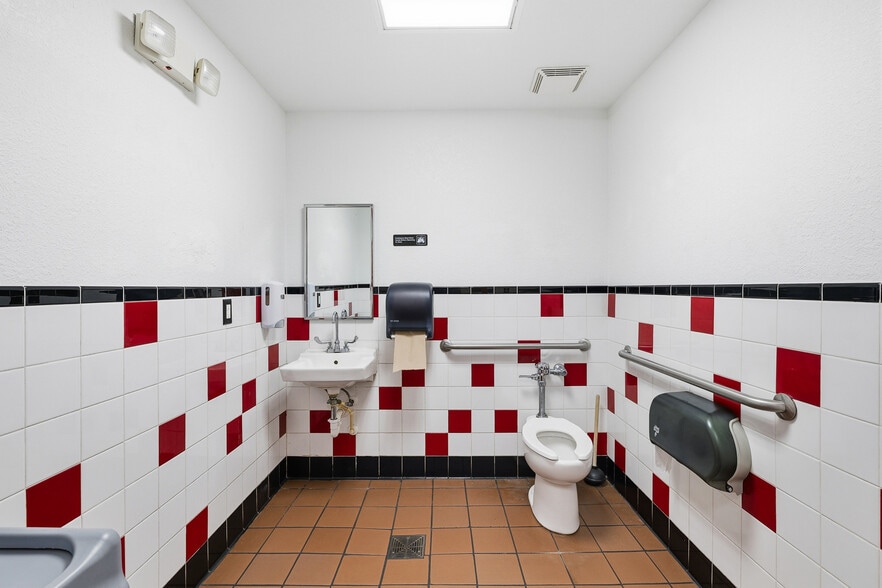More Photos Of 18500 Veterans Blvd, Port Charlotte General Retail For Sale
