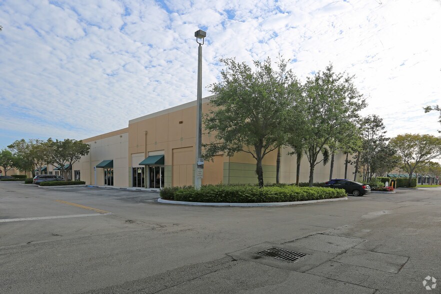 More Photos Of 2750 Glades Cir, Weston Showroom For Lease
