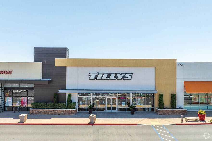 More Photos Of 1175-1295 W Renaissance Pky, Rialto Storefront For Lease