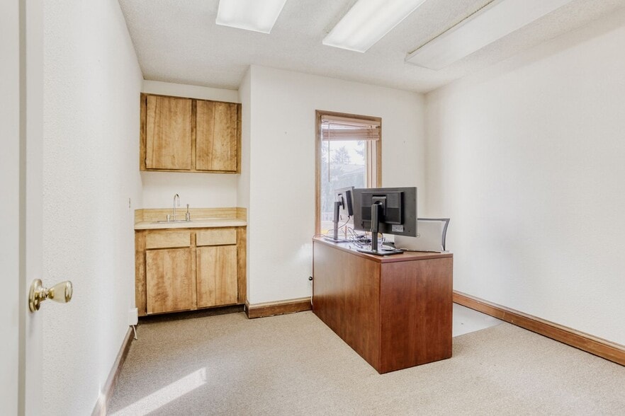 More Photos Of 2020 NE 102nd Ave, Portland Medical For Sale