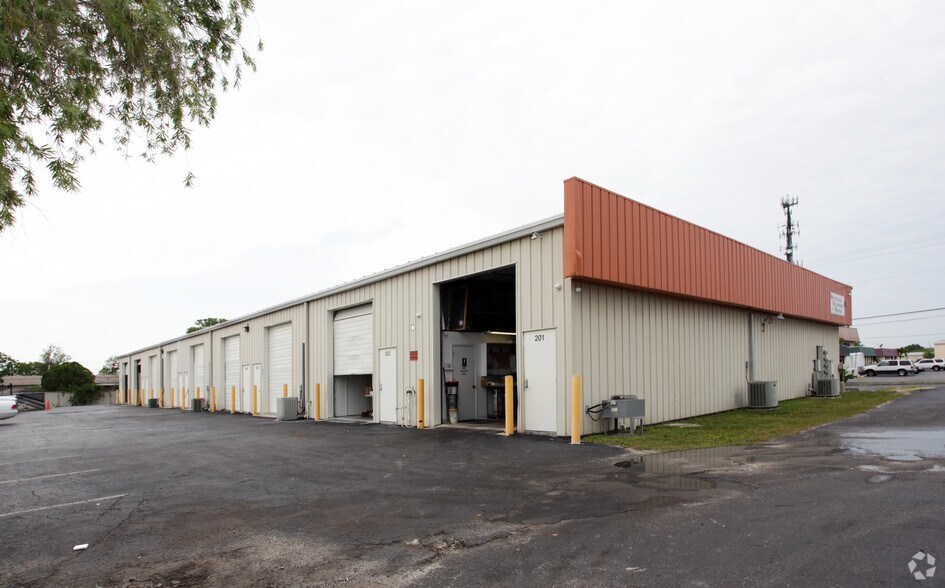 More Photos Of 1020 NE Pine Island Rd, Cape Coral Warehouse For Lease