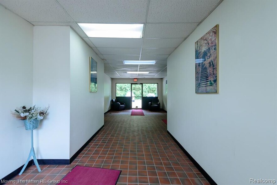 More Photos Of 10533-10535 Farmington Rd, Livonia Medical For Lease