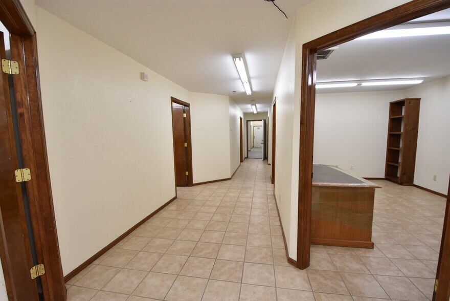 More Photos Of 701 W Broadway, Seminole Manufacturing For Sale