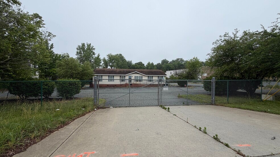 More Photos Of 227 Atando Ave, Charlotte Manufacturing For Lease