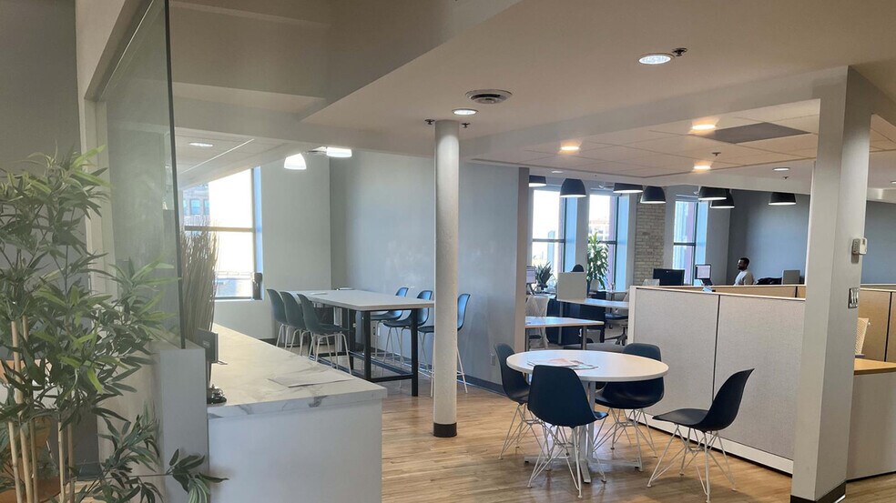 More Photos Of 211 Bannatyne Av, Winnipeg Office For Lease