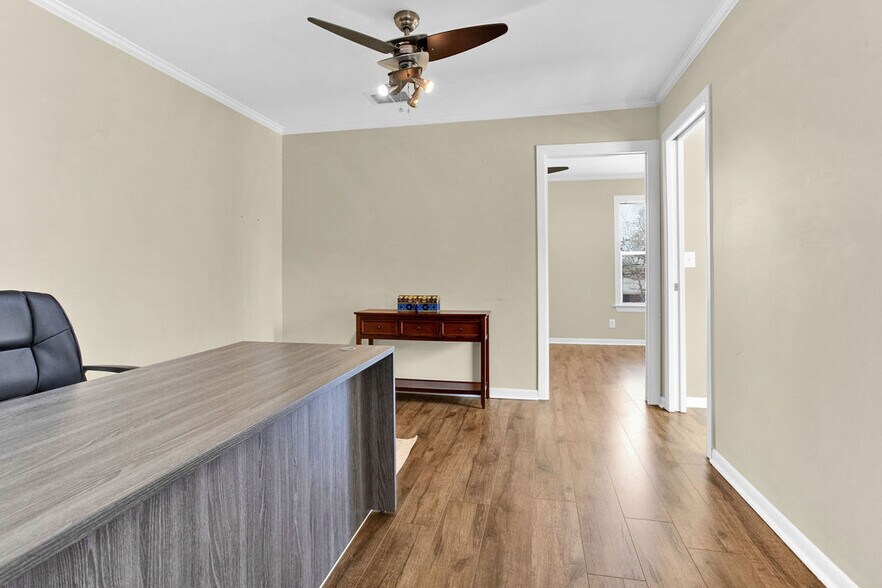 More Photos Of 313 E Charnwood St, Tyler Office For Lease