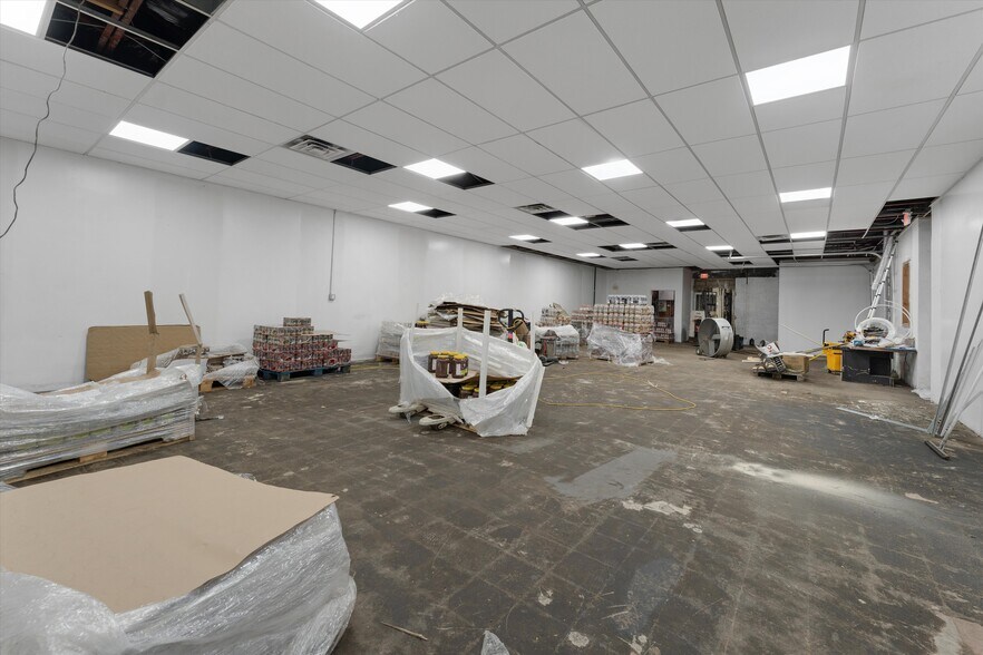 More Photos Of 18703 E 10 Mile Rd, Roseville Storefront For Lease