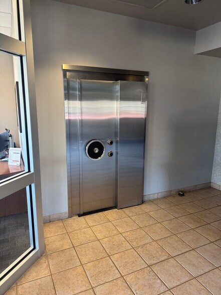 More Photos Of 1306 N Woodlawn St, Wichita Bank For Lease