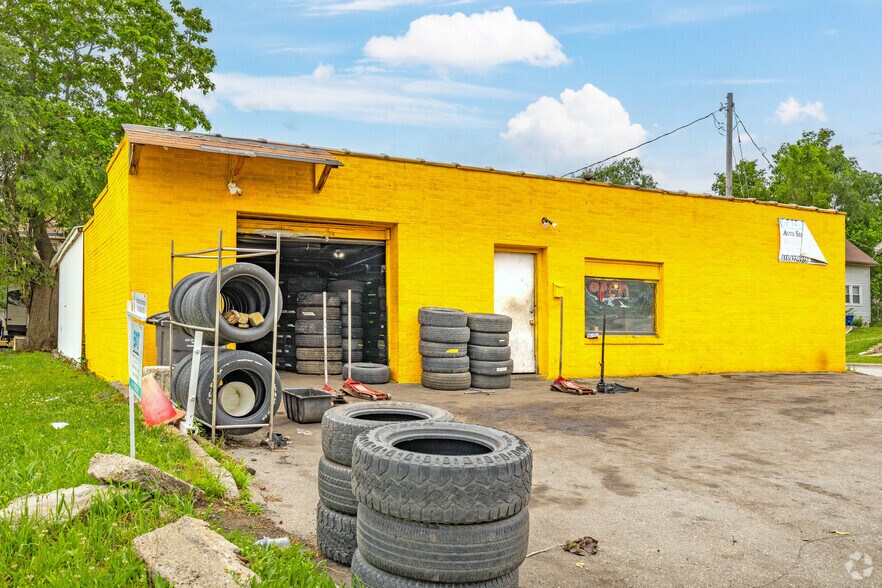 Primary Photo Of 1501 6th Ave, Des Moines Auto Repair For Sale