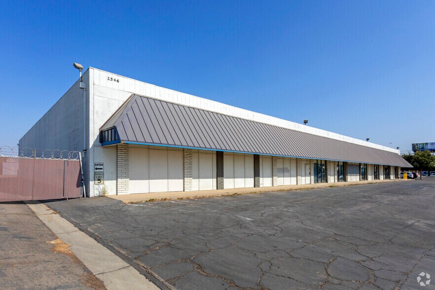 More Photos Of 2546 N Clovis Ave, Fresno Showroom For Sale