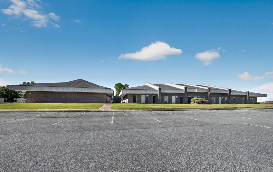 More Photos Of 500 18th St, Columbus Medical For Lease