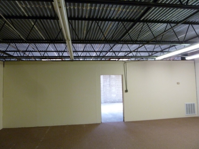 More Photos Of 910 Edgefield St, Greenwood Light Distribution For Sale