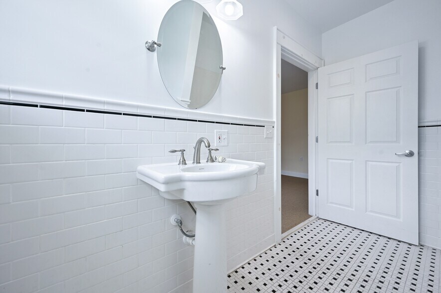 More Photos Of 56 Main St, Stamford Hotel For Sale