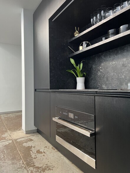 More Photos Of 3146 W Chicago Ave, Chicago Showroom For Sale