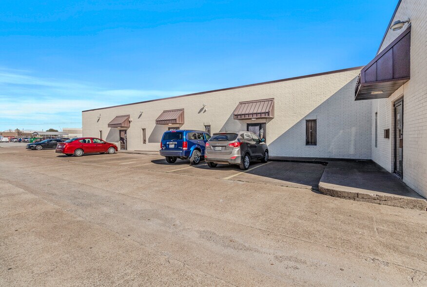 More Photos Of 8358 Moberly Ln, Dallas Light Distribution For Lease