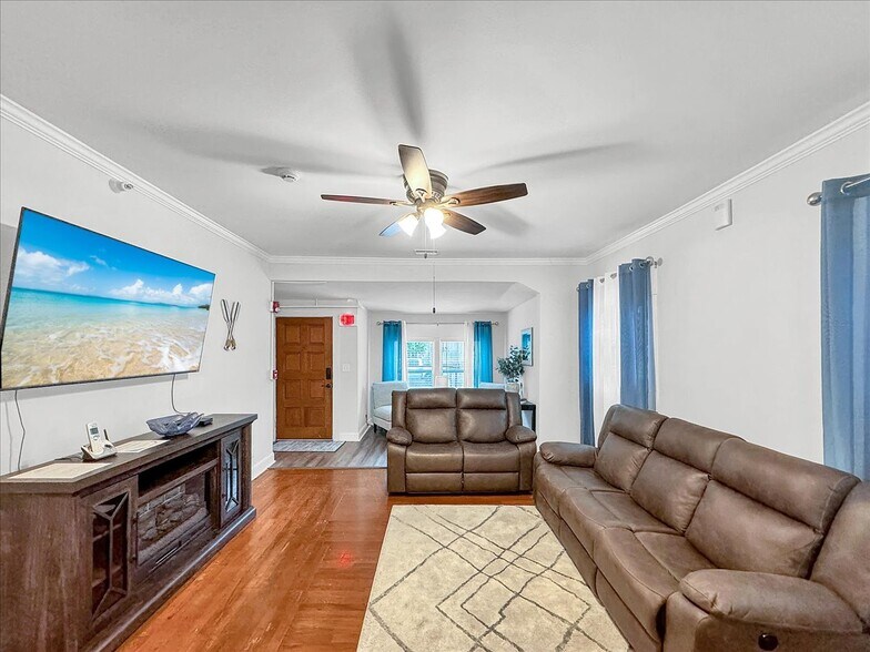 More Photos Of 1007 W Wright St, Pensacola Specialty For Sale