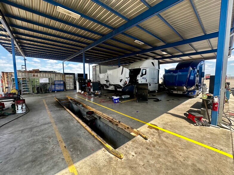 More Photos Of 539 El Pico rd, Laredo Truck Terminal For Lease