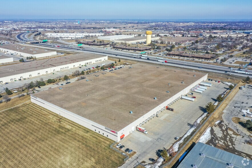 More Photos Of 4301 121st St, Urbandale Distribution For Lease