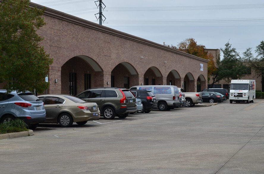 More Photos Of 8111 N Stadium Dr, Houston Office For Lease
