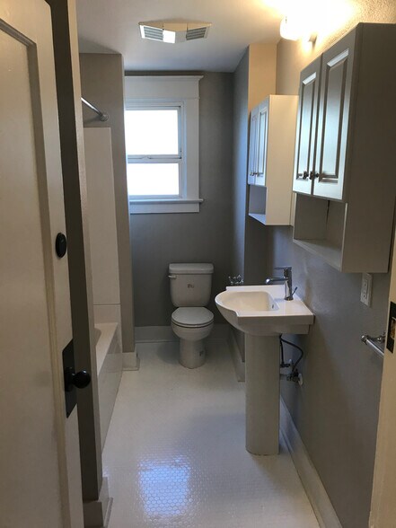 More Photos Of 1035 SE 14th Ave, Portland Apartments For Sale