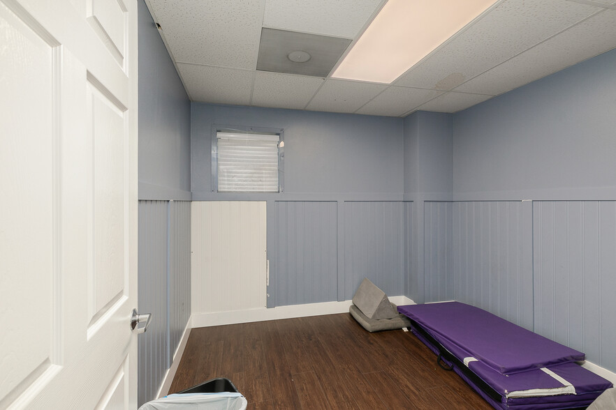 More Photos Of 500 W Daniels St, Ozark Office For Sale