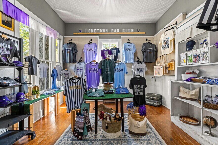More Photos Of 322 S Main St, Boerne General Retail For Sale