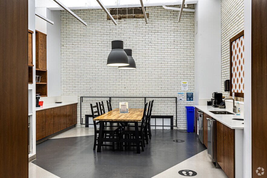 More Photos Of 300 E 39th St, Kansas City Unknown For Lease