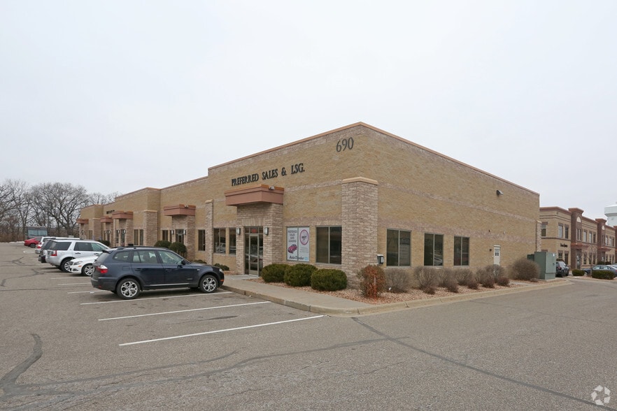 More Photos Of 670 Commerce Dr, Woodbury Unknown For Lease