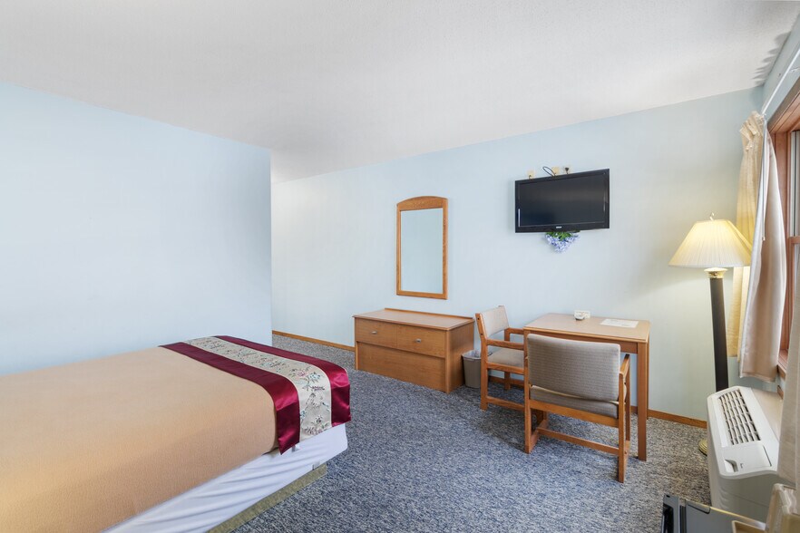 More Photos Of 4712 220th Trl, Amana Hotel For Sale