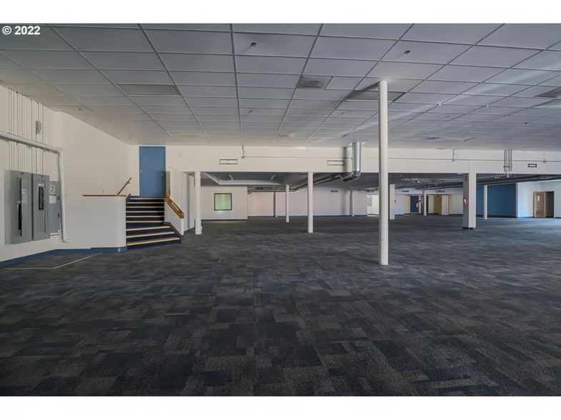 More Photos Of 181 Anderson Ave, Coos Bay Department Store For Sale