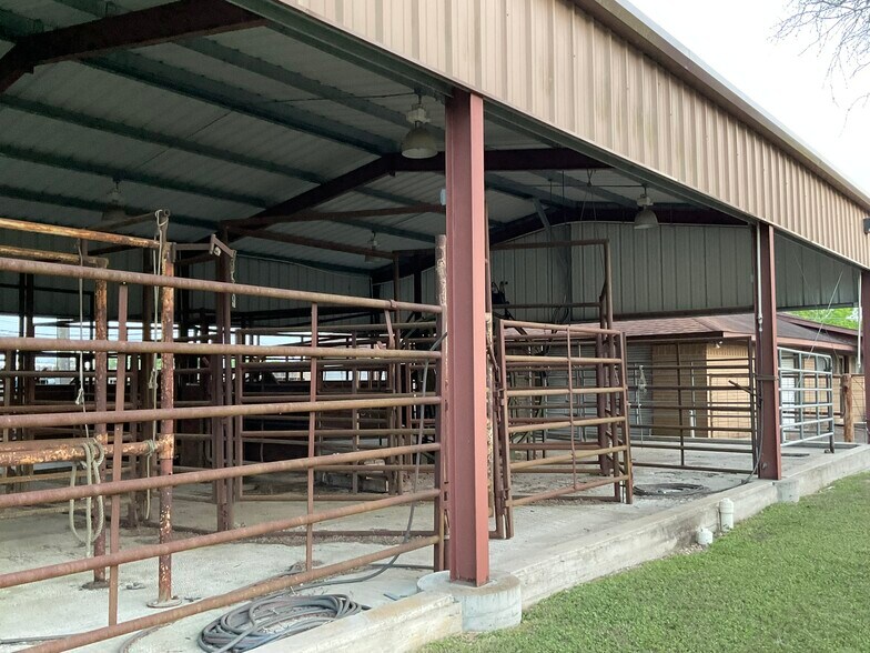 More Photos Of 1310 W Grand Ave, Yoakum Veterinarian Kennel For Sale