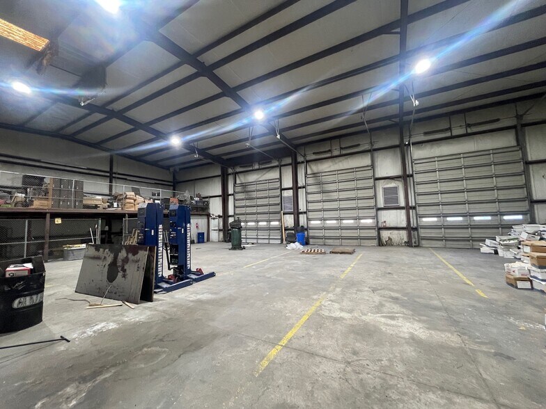 More Photos Of 11318 Bedford St, Houston Warehouse For Sale