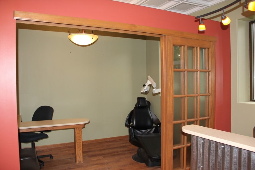 More Photos Of 1030 W 8th St, Junction City Office For Sale