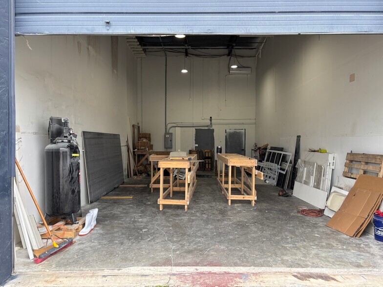 More Photos Of 944 Country Club Blvd, Cape Coral Warehouse For Lease