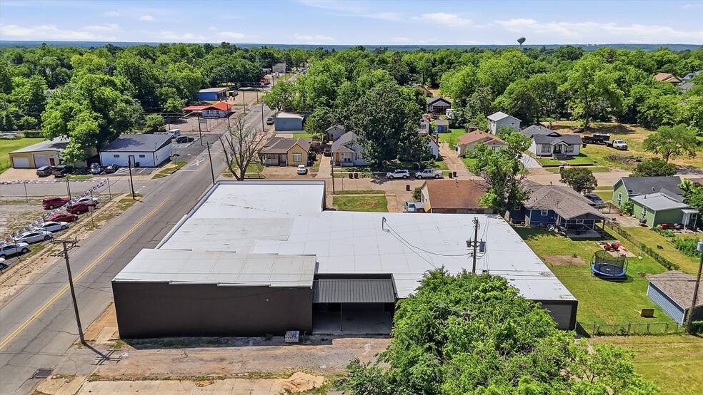 More Photos Of 613 S Armstrong Ave, Denison Warehouse For Sale