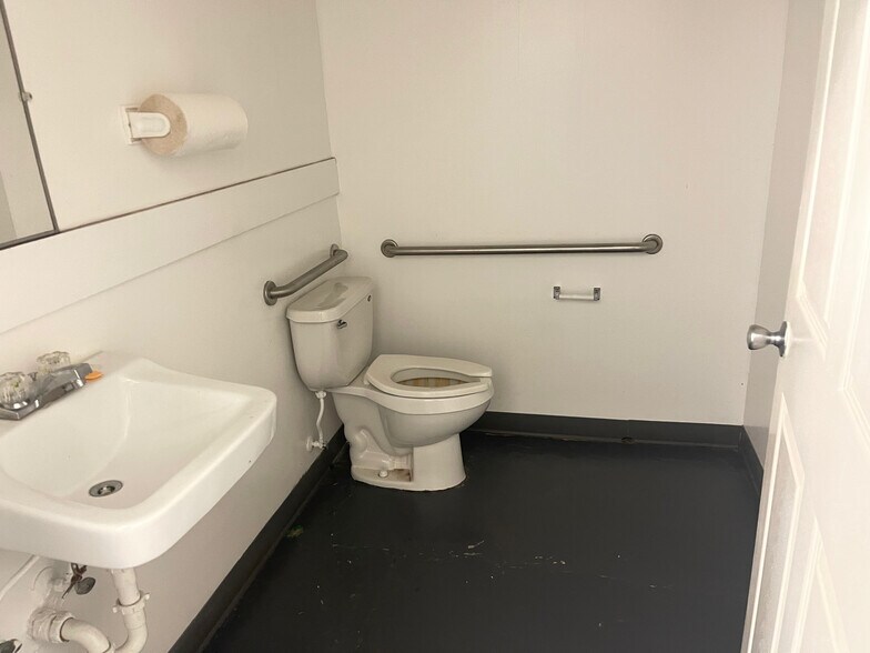 More Photos Of 3078-3086 Summer Ave, Memphis Freestanding For Sale