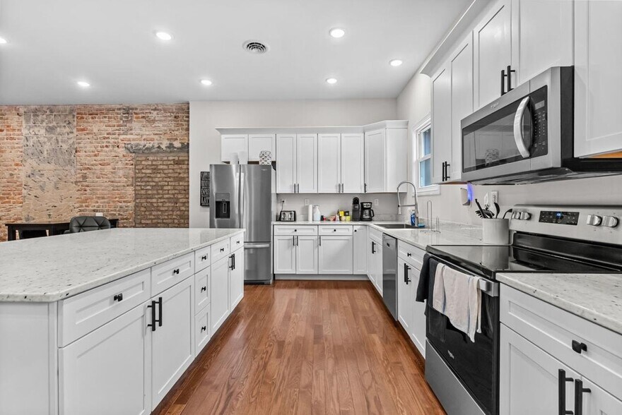 More Photos Of 471-472 W Main St, Fries Medical For Sale